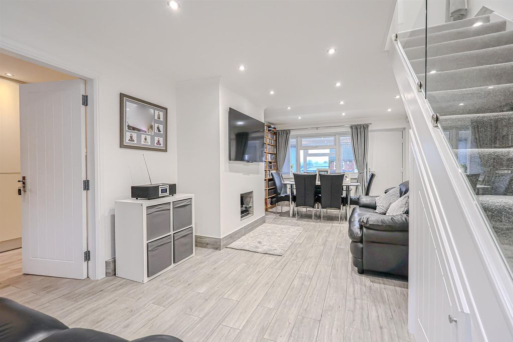 Property photo 3 of 30 South View Road Carlton, Nottingham, Ng4 3Qn