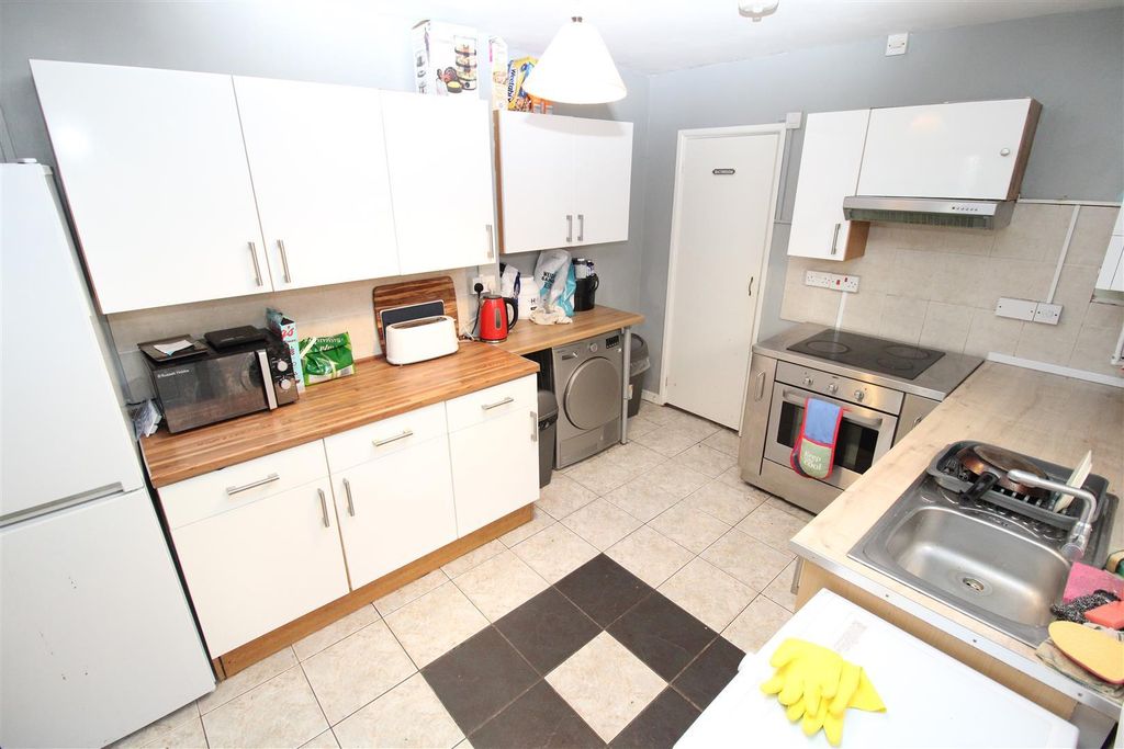 Property photo 1 of 4 Kitchen.Jpg