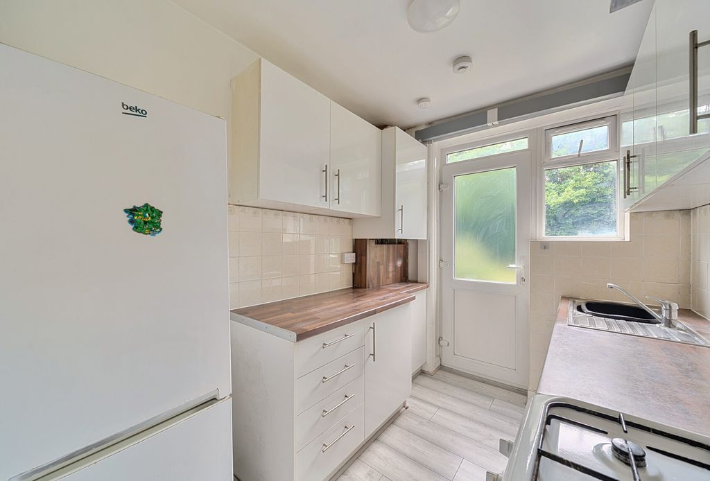 Property photo 1 of 13 1295844-16-682B38...