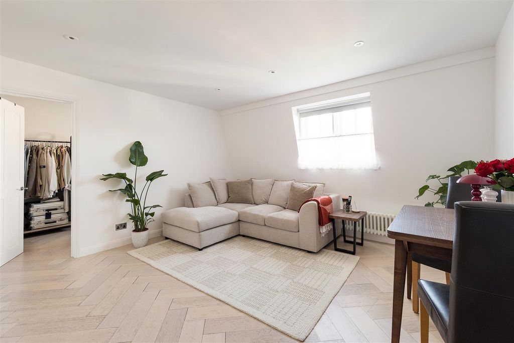 Property photo 2 of 19 Bruce Grove, N17