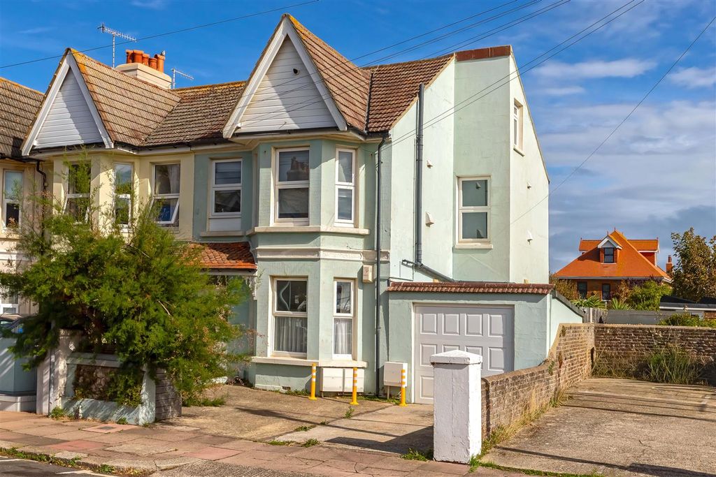 Property photo 1 of 8 Alexandra Rd_12.Jpg