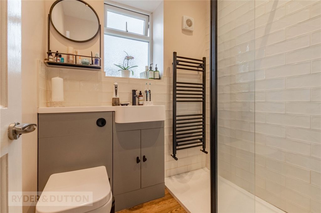 Property photo 3 of 17 Bathroom