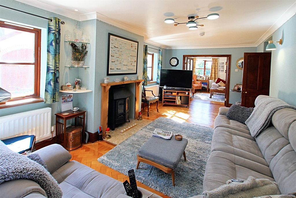 Property photo 3 of 54 Lounge