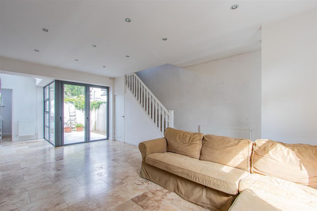 Property photo 2 of 16 Iestyn Street 16-4.Jpg