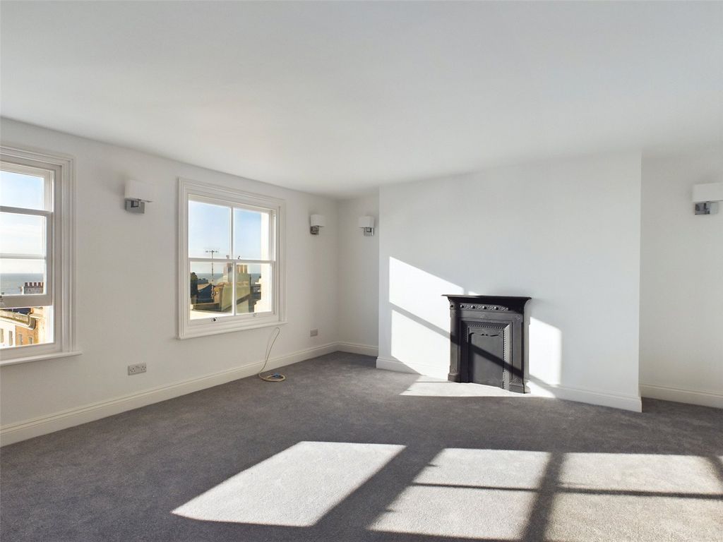 Property photo 3 of 12 Flat To Rent