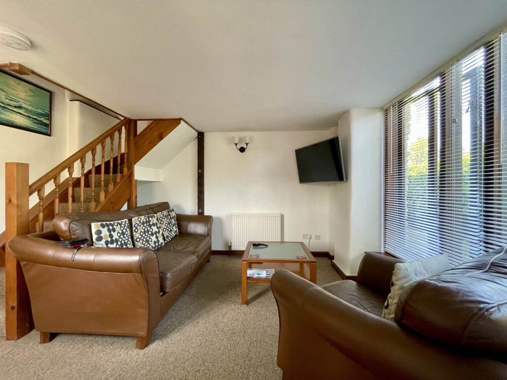 Property photo 3 of 12 Lounge 1
