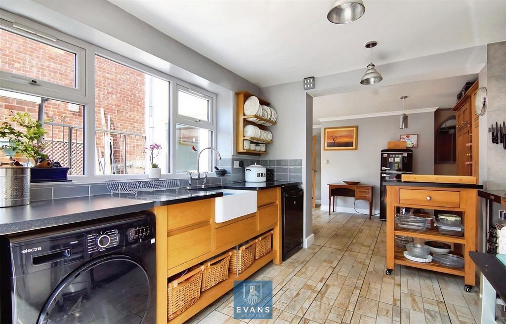 Property photo 3 of 20 Kitchen