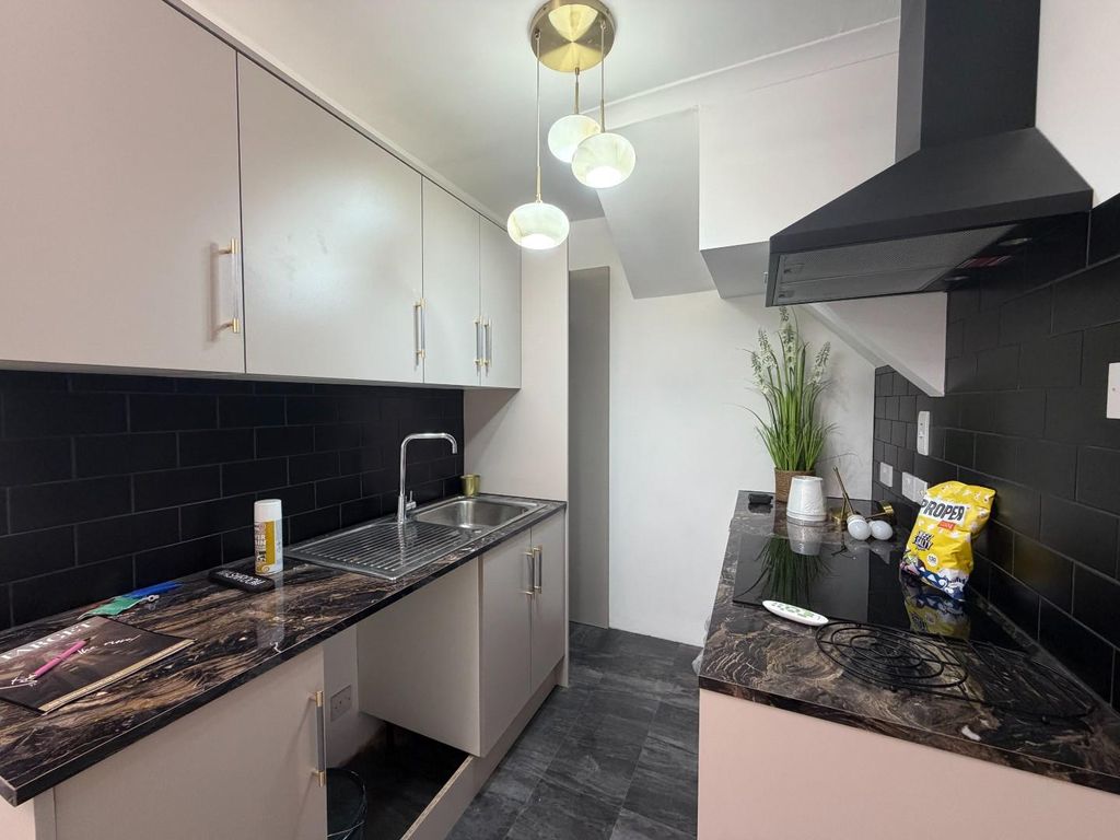 Property photo 2 of 10 Kitchen