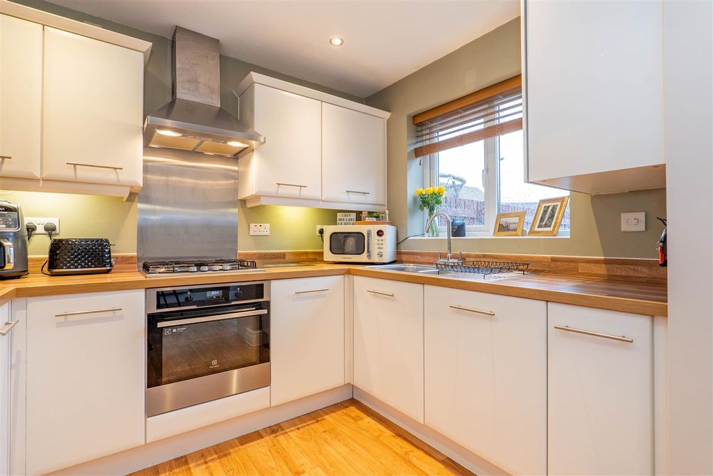 Property photo 3 of 27 Kitchen