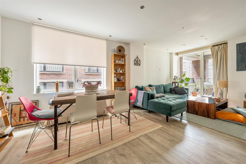 Property photo 1 of 22 Adansbeck Court, E3