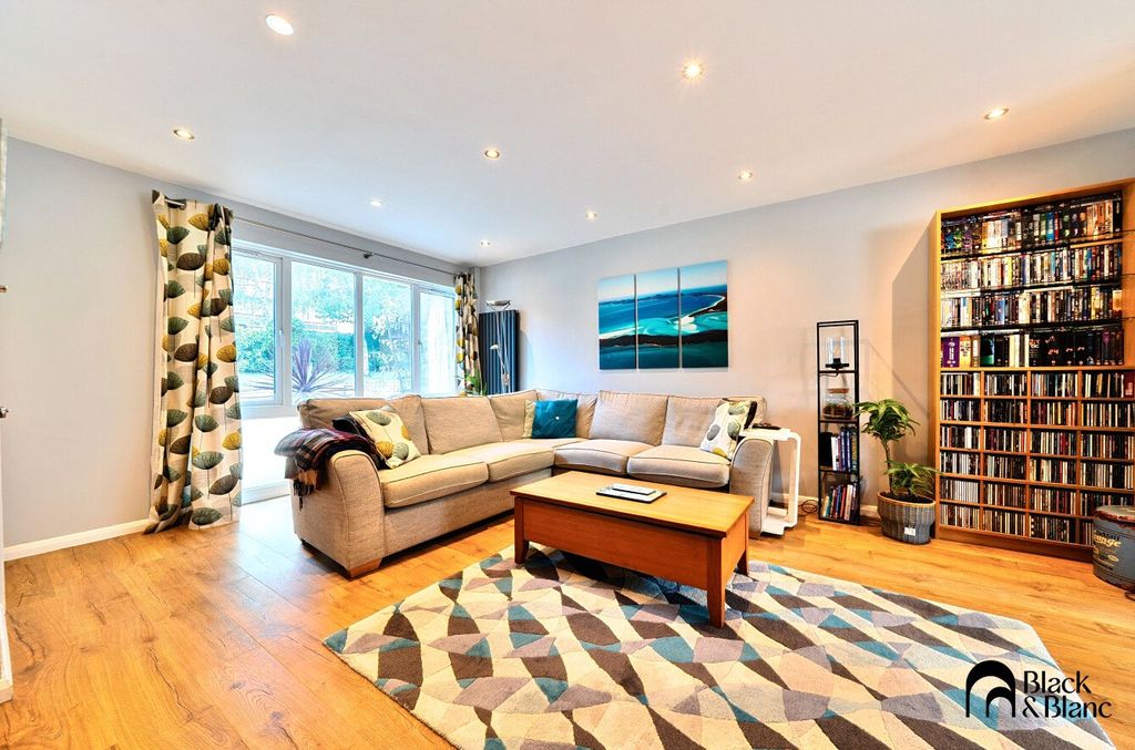 Property photo 1 of 16 Living Room
