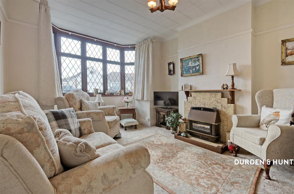 Property photo 2 of 13 Woodhall Crescent