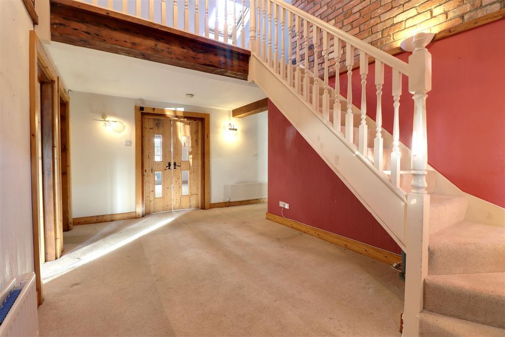 Property photo 3 of 23 Entrance Hall