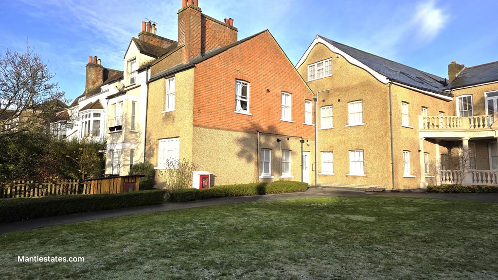 Property photo 1 of 12 1 Bed Flat For Sale St. Marthas Court, Wood Street, High Barnet En5