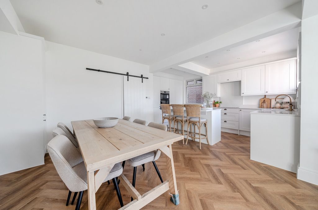 Property photo 3 of 15 1384104-6-692989c...