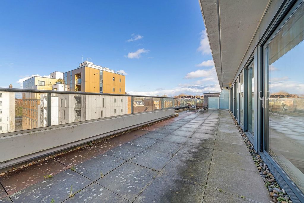 Property photo 2 of 17 Terrace