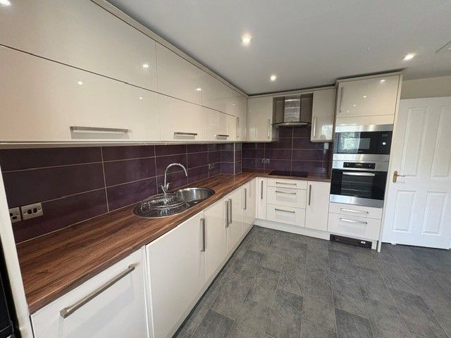 Property photo 3 of 9 Kitchen