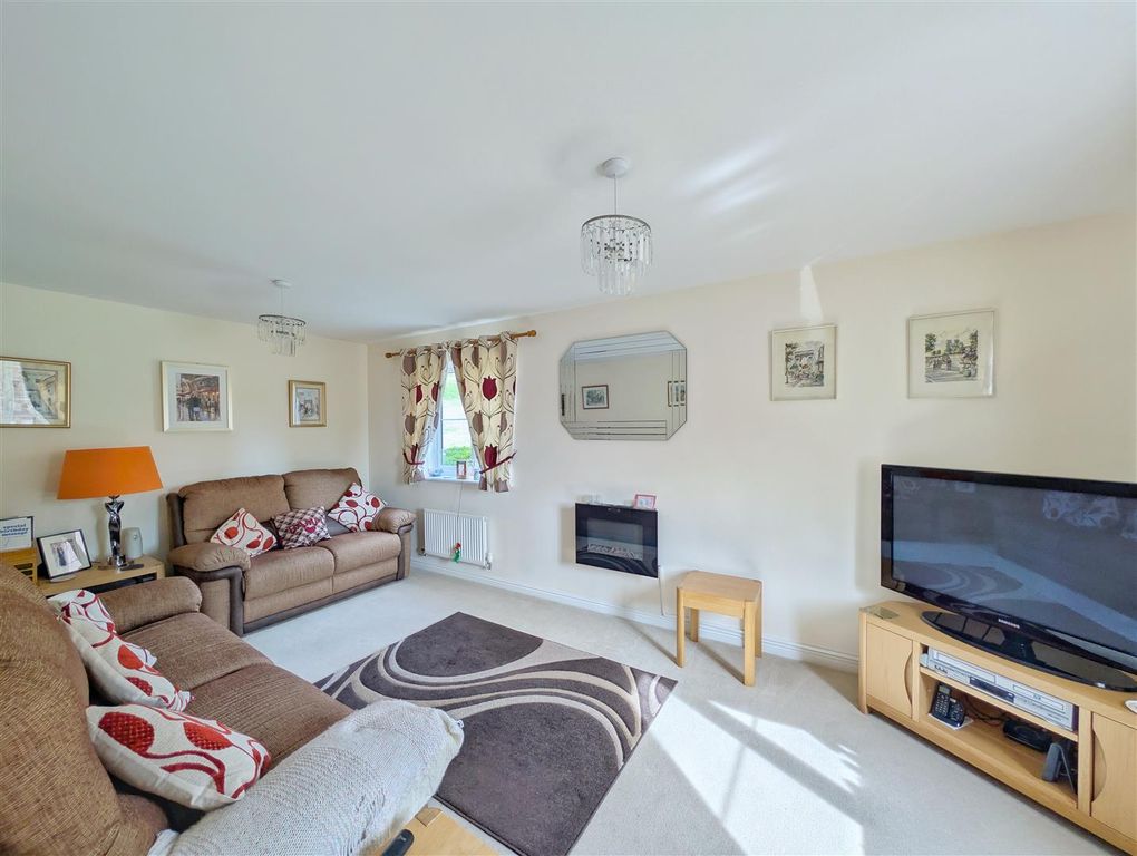 Property photo 3 of 15 Lounge