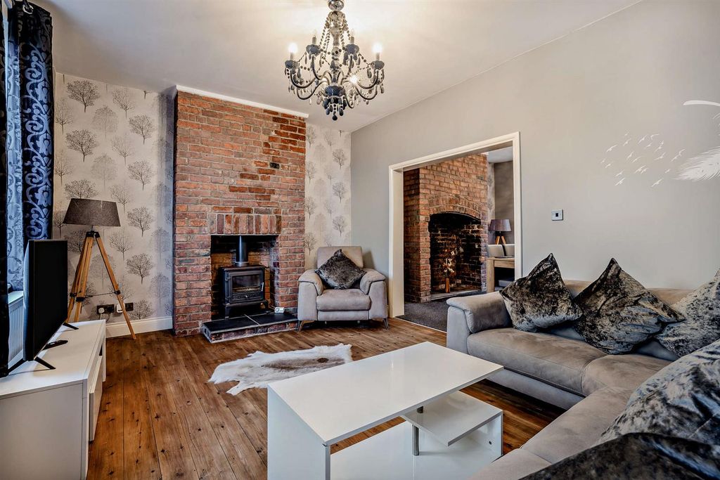 Property photo 2 of 9 8672235-Interior02-800.Jpg