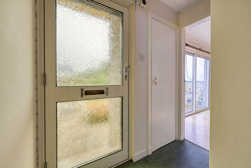 Property photo 2 of 27