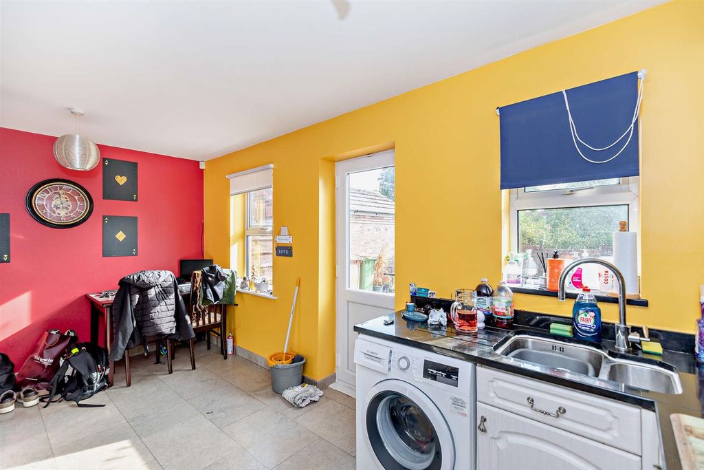 Property photo 3 of 14 8659037-Interior02-800.Jpg