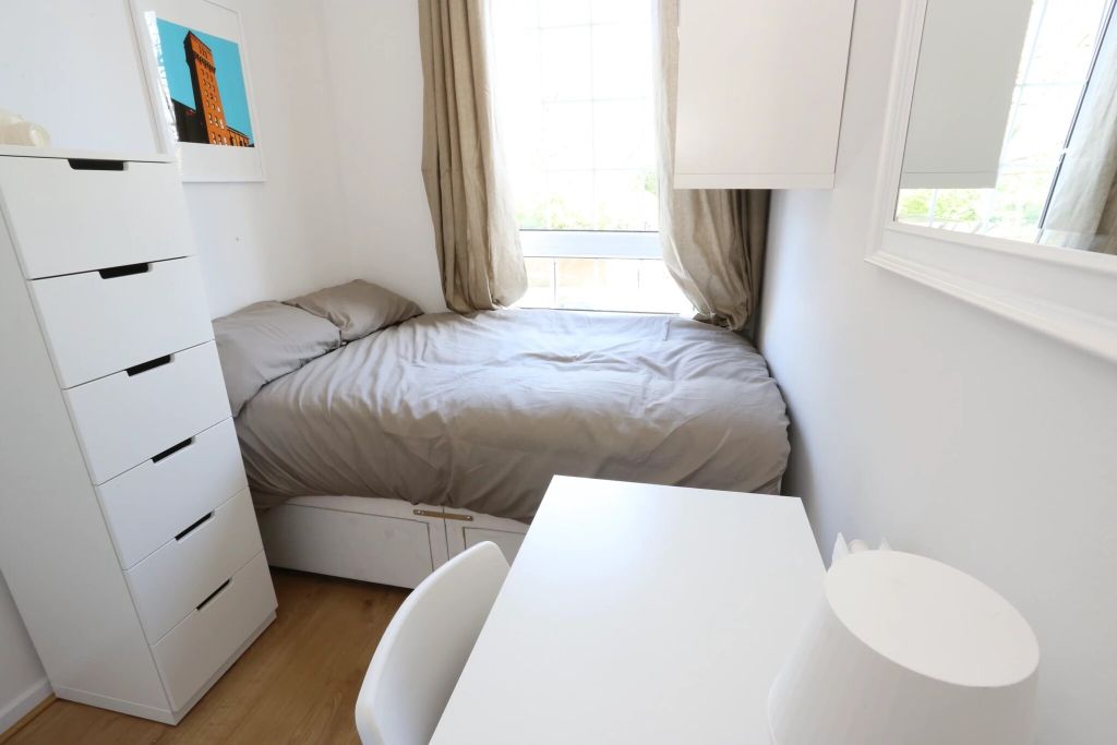 Property photo 1 of 8 Bedroom