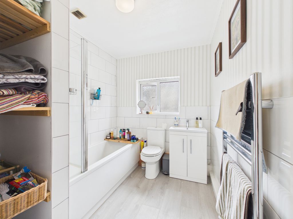 Property photo 3 of 11 Bathroom