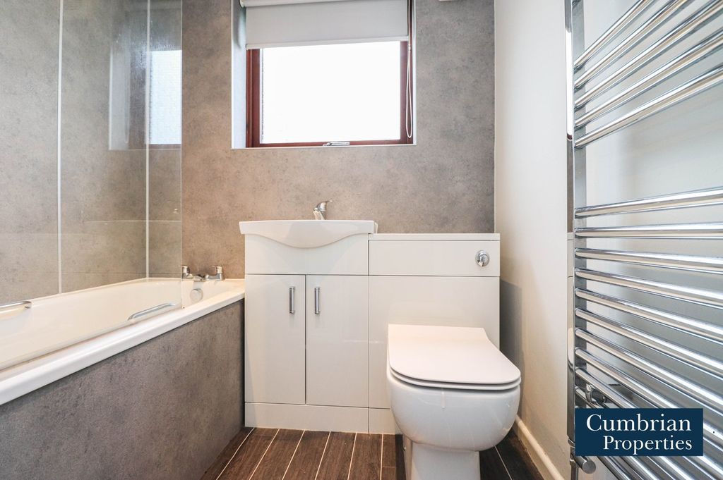 Property photo 2 of 9 Bathroom