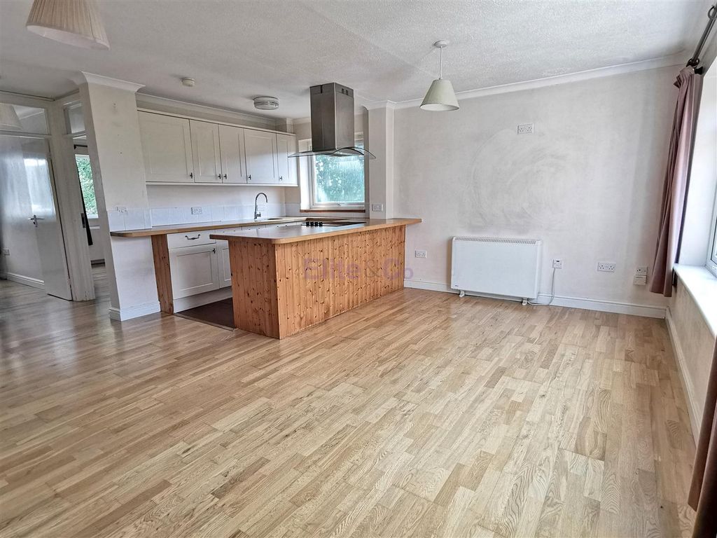 Property photo 3 of 13 Lounge/Kitchen