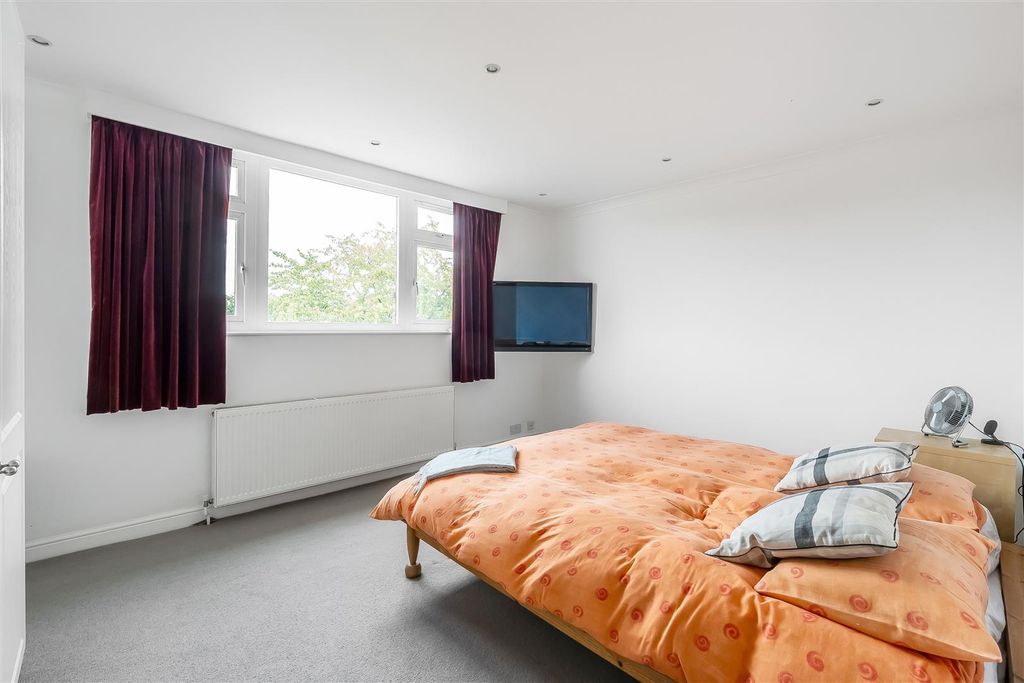 Property photo 3 of 27 67-Sandown-Lodge-3.Jpg