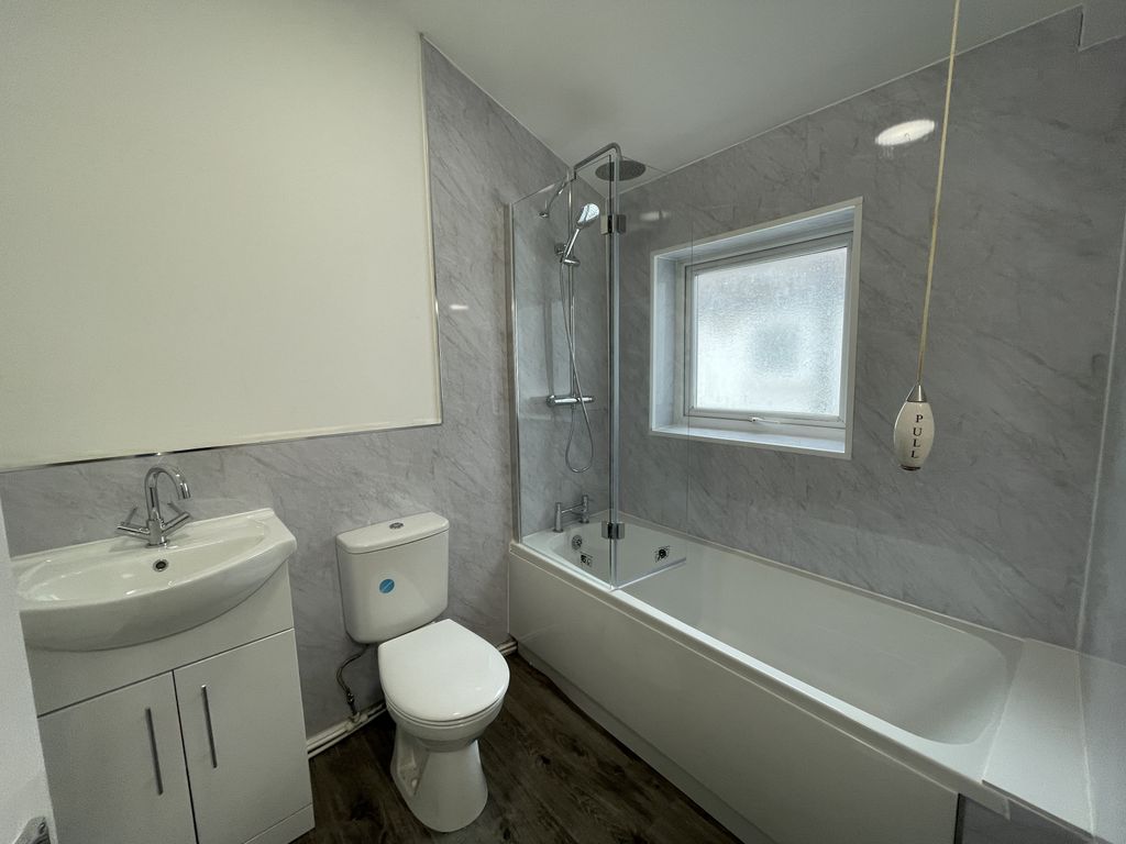 Property photo 2 of 6 Bathroom