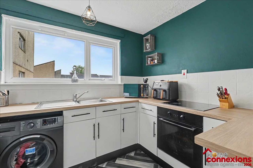 Property photo 3 of 11 Kitchen (2)
