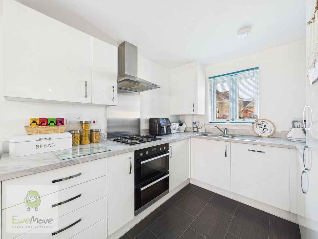 Property photo 3 of 19 Kitchen