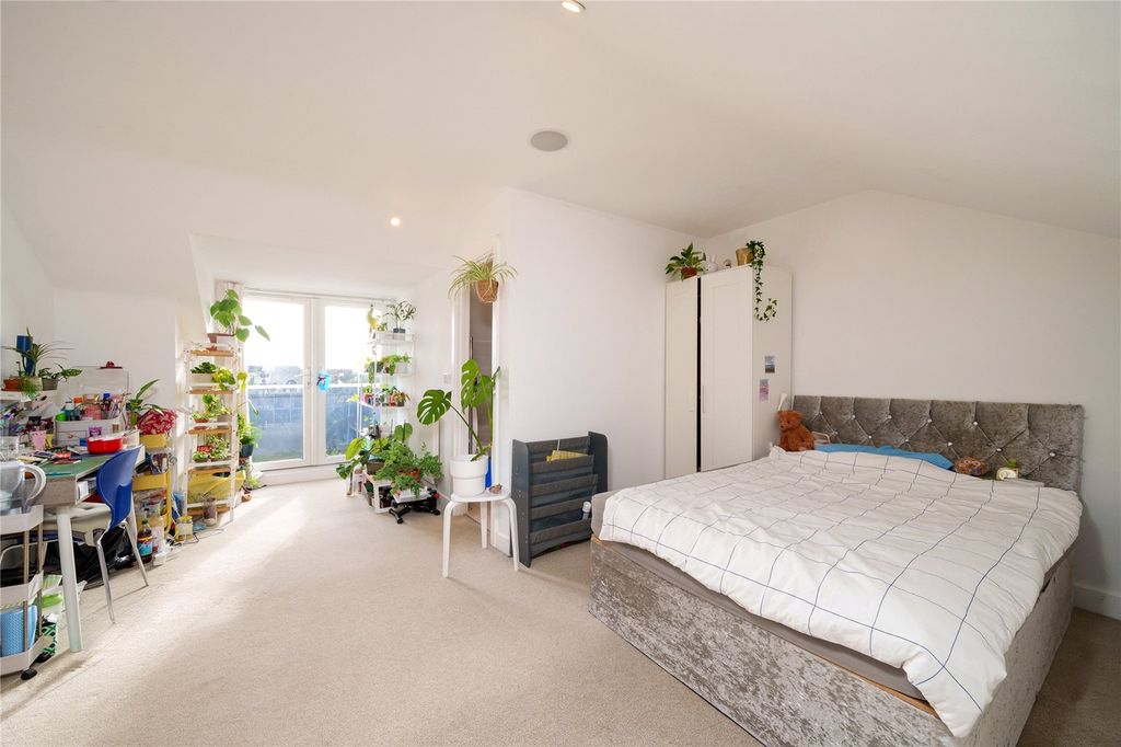 Property photo 2 of 10 Bedroom