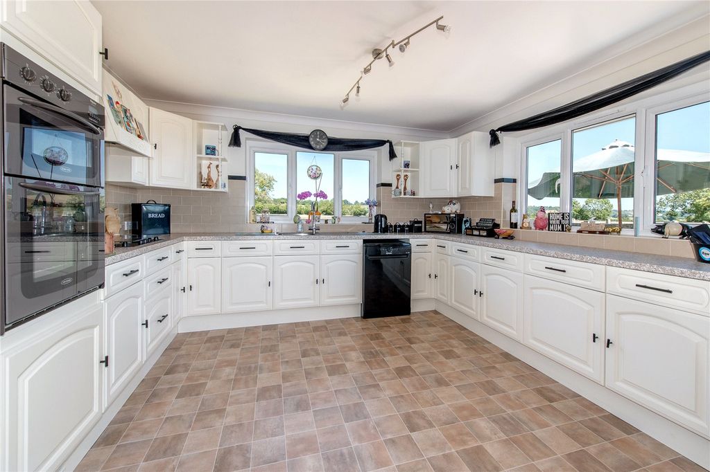 Property photo 3 of 27 Kitchen