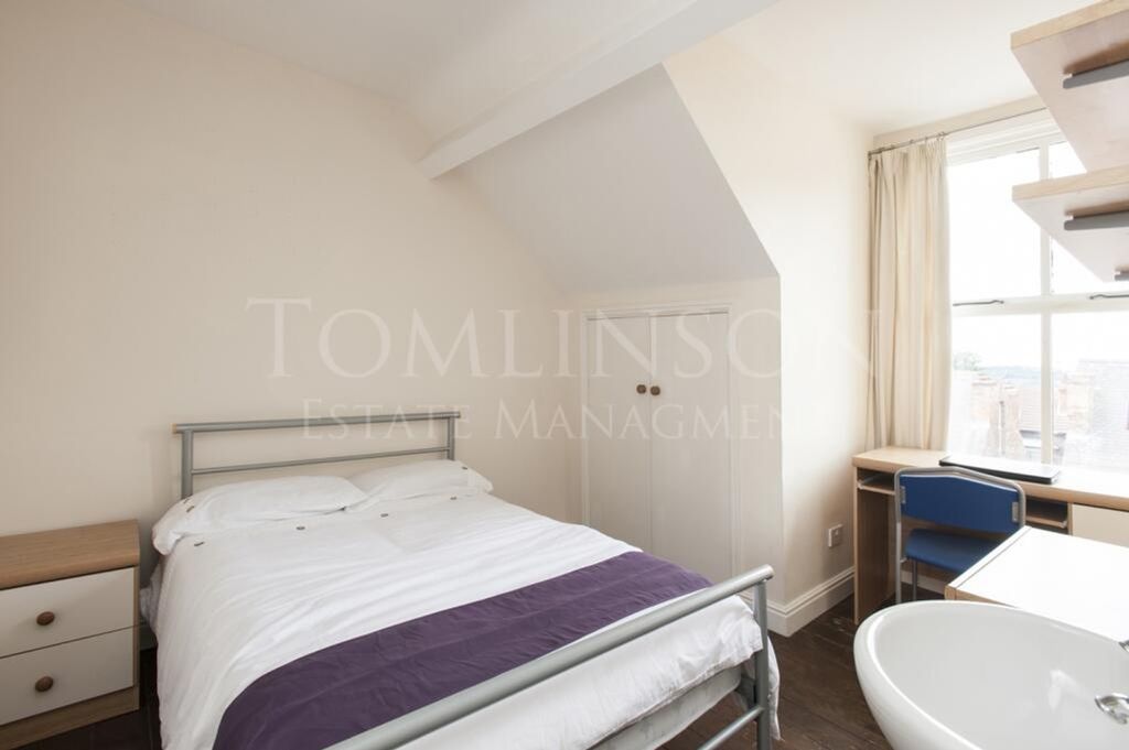 Property photo 2 of 9 A Bright And Tidy Double Bedroom Featuring A Comfo...