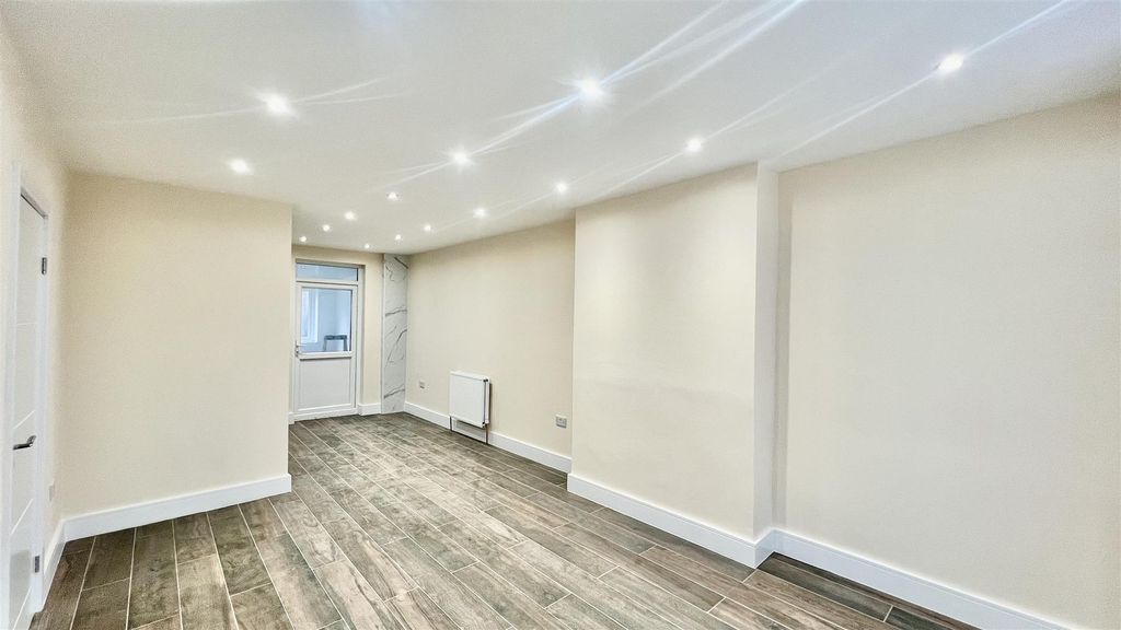 Property photo 1 of 9 Through Lounge