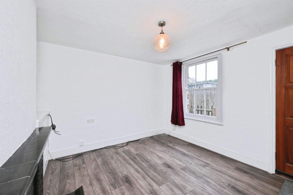 Property photo 3 of 19 Lounge: