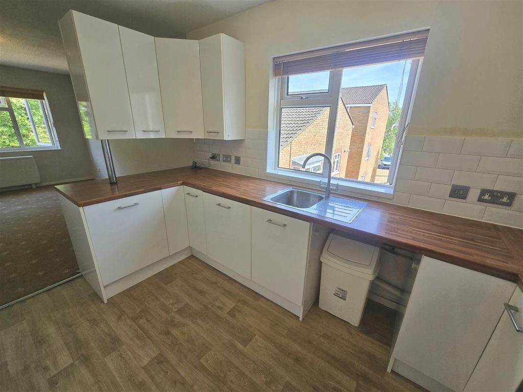 Property photo 3 of 16 Kitchen Area