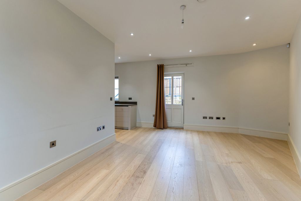 Property photo 3 of 16 Living Space