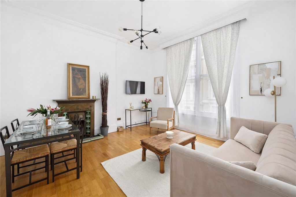 Property photo 1 of 10 Living Room