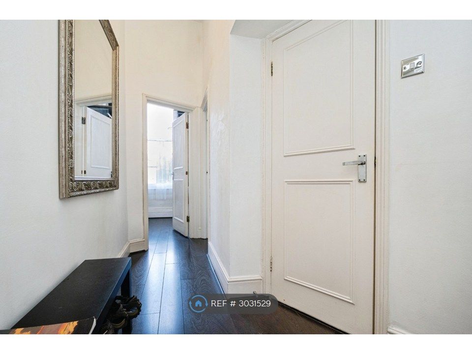 Property photo 3 of 11 Hallway