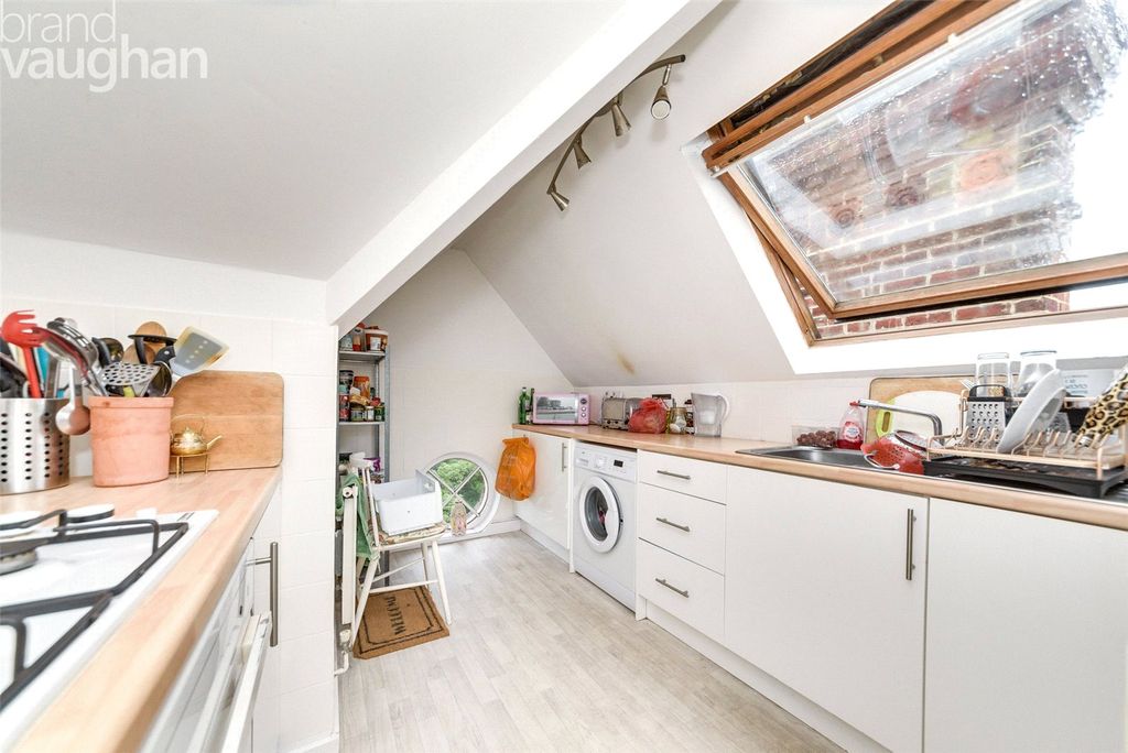 Property photo 3 of 11 Kitchen