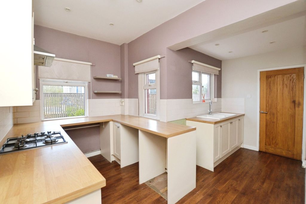 Property photo 2 of 11 Kitchen