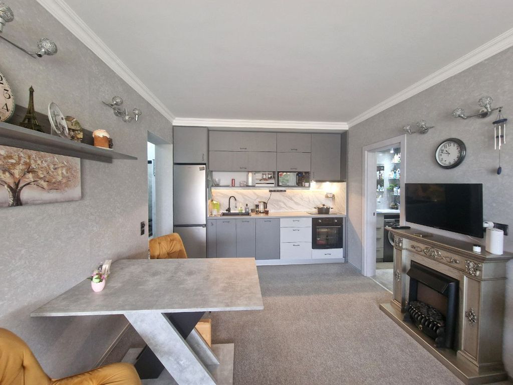 Property photo 2 of 21