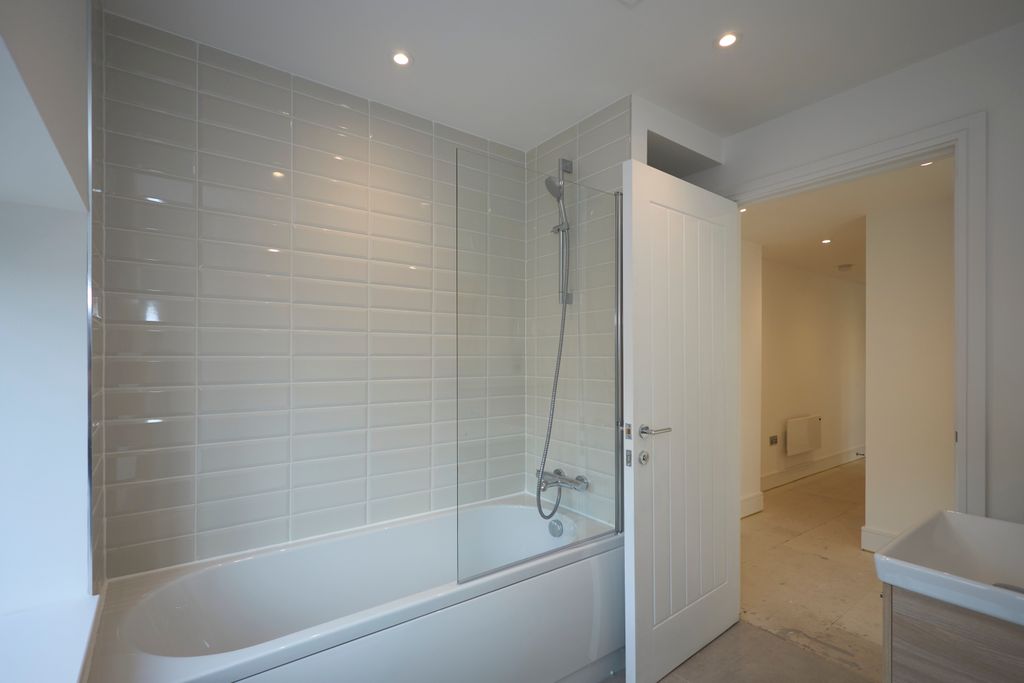 Property photo 3 of 8 Bathroom