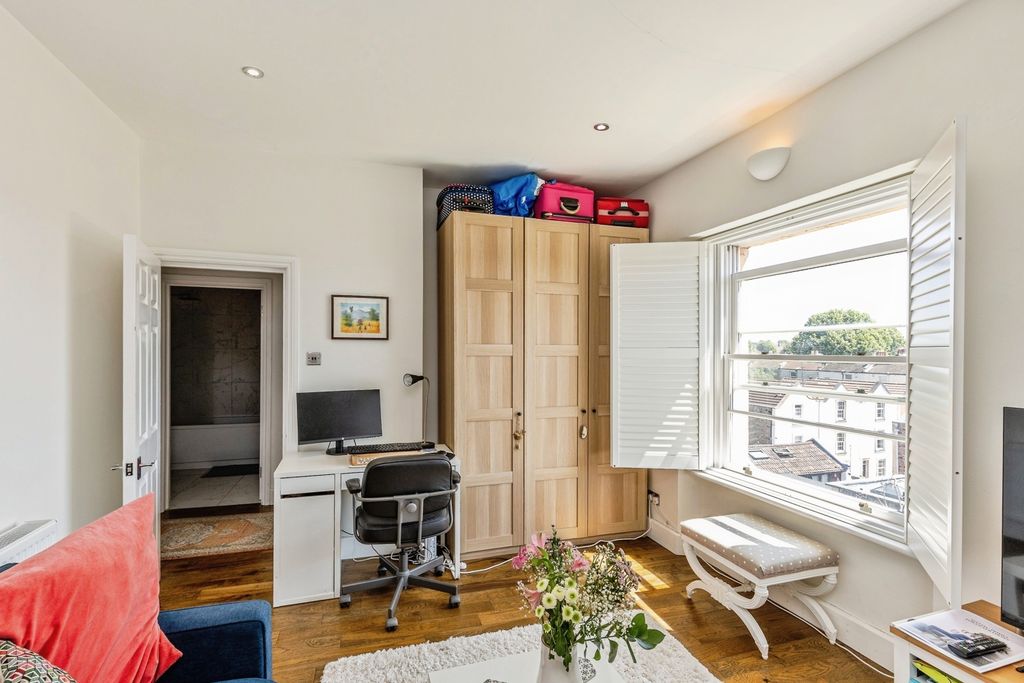 Property photo 3 of 12 Pbox-Img.Jpg