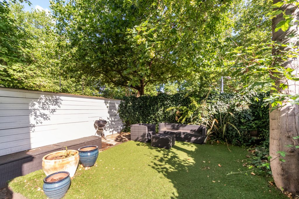Property photo 2 of 15 Communal Garden