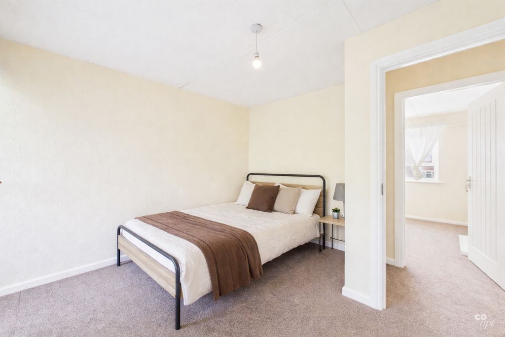 Property photo 3 of 9 Photo 5