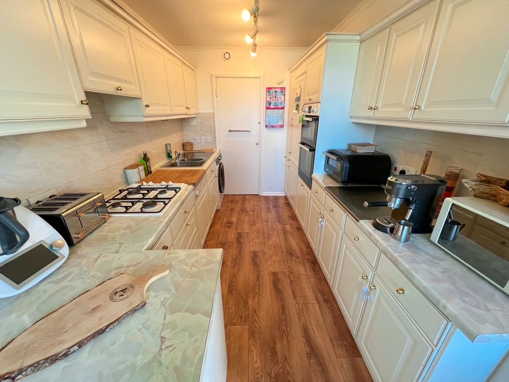 Property photo 2 of 32